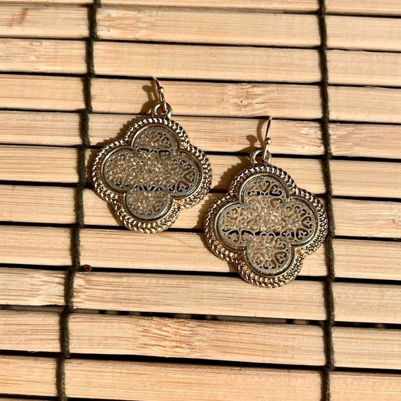 ✅Filigree clover golden  & silver plate earrings for pierced ears. - Picture 3 of 3